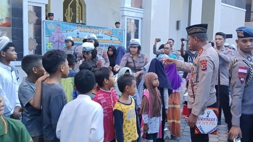 Kapolda NTT Irjen Johni Asadoma membagikan takjil di Masjid Raya Kupang, Senin (3/4/2023).