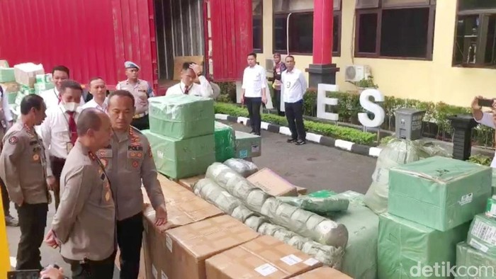 Polisi bongkar impor ilegal di Palembang, Sumsel.