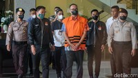 Rafael tampak mengenakan rompi tahanan berwarna oranye.  