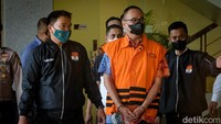 Rafael tampak digiring sejumlah petugas KPK menuju ruang konferensi pers. Rafael juga diborgol.  