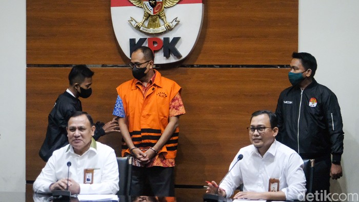 Rafael turun dari ruang pemeriksaan penyidik gedung KPK di Jalan Kuningan Persada, Jakarta Selatan, Senin (3/4/2023).