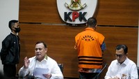 Rafael disebut KPK menerima gratifikasi dari sejumlah wajib pajak. Penerimaan gratifikasi itu dilakukan ketika Rafael Alun menjabat di Kantor Direktorat Pajak Jawa Timur 1.  