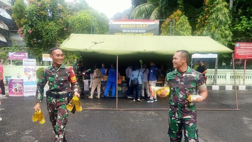 Prajurit Kodim 1611/Badung setelah mendapat minyak goreng kemasan ukuran 1 liter di halaman Makodim 1611/Badung, Jalan Sugianyar No 6 Denpasar, Bali pada Senin (3/4/2023). (Ni Made Lastri Karsiani Putri-detikBali)