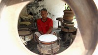 Menurut perajin, pemesanan rebana yang dijual mulai Rp 600 ribu sampai Rp 2 juta per set itu mengalami penurunan selama Ramadan.