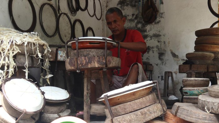 Perajin memasang kulit rebana di Desa Pagerwojo, Kecamatan Perak, Kabupaten Jombang, Jawa Timur, Senin (3/4/2023).  Menurut perajin, selama Ramadhan pemesanan rebana yang dijual mulai Rp600 ribu sampai Rp2 juta per set itu mengalami penurunan dari biasanya empat set per minggu saat ini tidak ada pemesanan. ANTARA FOTO/Syaiful Arif/rwa.