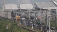 Sebuah kereta inspeksi atau Comperhensive Inspection Training (CIT) melintas di jalur KCJB yang berada di kawasan Tegalluar, Kabupaten Banung. Kereta satu ini berfungsi untuk meninjau kesiapan rel, sistem kelistrikan dan sistem pendukung lainnya. (Foto: Wisma Putra/detikJabar)