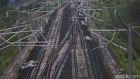 Penampakan rel dan jaringan listrik KCJB dilihat dari ketinggian. (Foto: Wisma Putra/detikJabar)