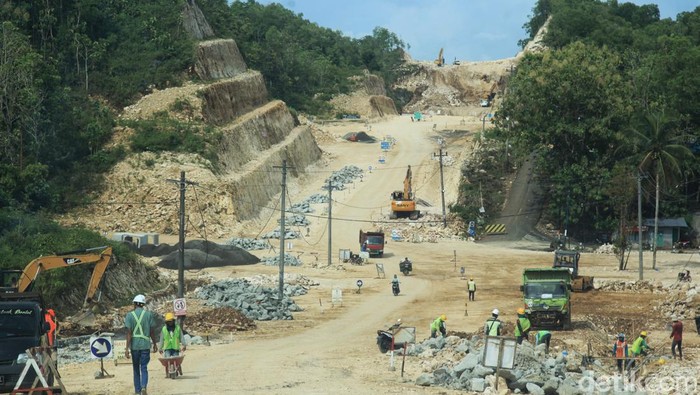 Progres Terkini Pembangunan Jalur Jalan Lintas Selatan Segmen Gunungkidul Para pekerja mengoperasikan kendaraan berat untuk membelah gunung kapur dalam proyek Jalur Jalan Lintas Selatan (JJLS) di kawasan Gunungkidul, Yogyakarta, Senin (3/4/2023).