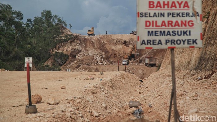 Progres Terkini Pembangunan Jalur Jalan Lintas Selatan Segmen Gunungkidul Para pekerja mengoperasikan kendaraan berat untuk membelah gunung kapur dalam proyek Jalur Jalan Lintas Selatan (JJLS) di kawasan Gunungkidul, Yogyakarta, Senin (3/4/2023).