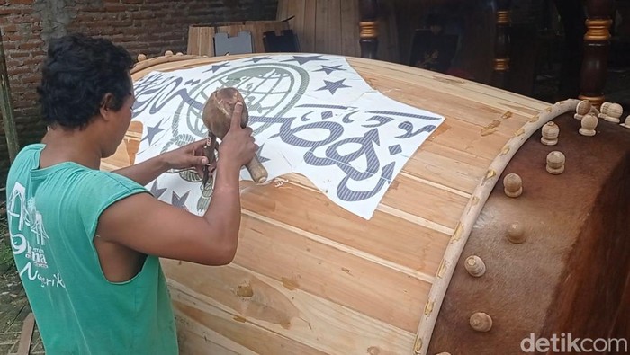 Proses pembuatan beduk di Mojokerto