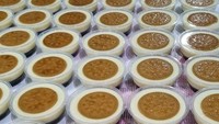 Akun instagram @doyanngemil.id_ dapat menjadi rekomendasi puding cup di kawasan Kelapa Gading. Selain puding normalnya, mereka menawarkan puding cup dengan ukuran 200 mililiter yang harganya mulai dari Rp 20.000an. Foto: Instagram/Istimewa