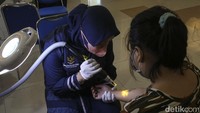 Salah satunya Risca Amalia (18), wanita asal Kalideres Jakarta Barat ini meluangkan waktunya untuk membersihkan kulitnya dari tato. Tato dengan gambar tulisan telah melekat di lengannya sejak 7 tahun lamanya, keinginannya juga untuk menghapus stigma negatif.