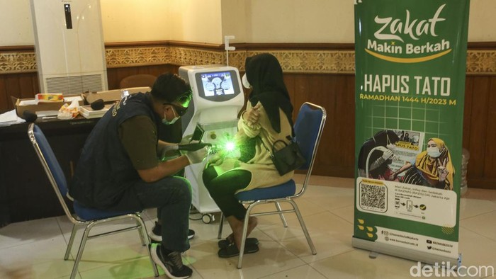 Ramadan Berkah, Hapus Tato Gratis di Jakpus Diserbu Warga Baznas DKI Jakarta menggelar hapus tato gratis di Kantor Walikota Jakarta Pusat, program ini rutin digelar setiap bulan ramadan.