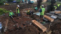 Pekerja membongkar makam di Kateguhan, Sawit, Boyolali, Jawa Tengah. Masing-masing ahli waris menerima uang ganti rugi (UGR) sebesar Rp 4 juta hingga Rp 6 juta untuk setiap makam.