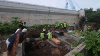 Makam warga di lahan tersebut dipindahkan ke tempat pemakaman baru untuk pembangunan Jalan Tol Solo-Yogyakarta.
