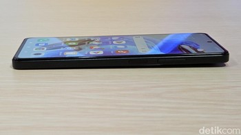 Redmi Note 12 Pro 5G punya ketebalan 7,9mm. Foto: Adi Fida Rahman/detikINET