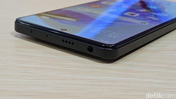 Bagian atas terdapat port jack audio 3,5 mm serta IR Blaster. Foto: Adi Fida Rahman/detikINET