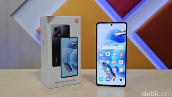 Note 12 Pro memiliki baterai 5000mAh dengan pengisian cepat 67W yang dapat mengisi daya hingga 50% dalam 15 menit dan pengisian daya hingga 100% dalam 46 menit. Foto: Adi Fida Rahman/detikINET