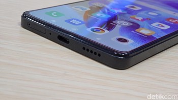 Bagian bawah terdapat port USB Type C dan speaker. Foto: Adi Fida Rahman/detikINET