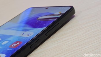 Tombol power yang menyatu dengan sensor fingerprint dan pengaturan volume berada di sisi kanan bodi. Foto: Adi Fida Rahman/detikINET