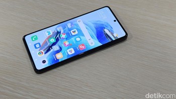 Resolusi layar Redmi Note 12 Pro 5G Full HD+, refresh rate 120Hz dan tingkat kecerahan 900 nits. Xiaomi melindunginya dengan kaca Gorilla Glass 5. Foto: Adi Fida Rahman/detikINET
