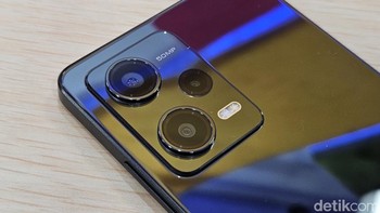 Redmi Note 12 Pro punya kamera utama di bagian belakang berukuran 50 MP menggunakan sensor Sony IMX766 50MP dan dibekali OIS. Perbekalan tersebut bikin HP ini diklaim piawai untuk memotret di malam hari. Xiaomi turut menyematkan kamera ultra wide 8MP, dan lensa makro 2MP. Foto: Adi Fida Rahman/detikINET