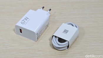 Xiaomi masih memberikan adaptor charger 67W dan kabel data. Foto: Adi Fida Rahman/detikINET