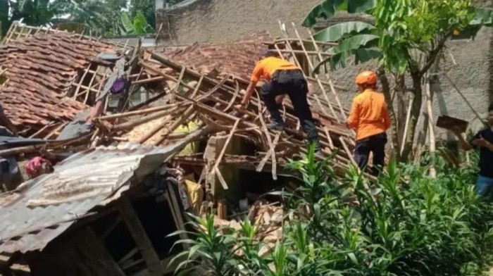 Rumah warga di Bogor ambruk akibat angin kencang.