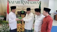 Turut hadir Deputi Gubernur DKI Jakarta Bidang Budaya dan Pariwisata Marullah Matali, Rais Syuriyah Pengurus Wilayah Nahdlatul Ulama (PWNU) DKI Muhyidin Ishaq, Ketua Tanfidziyah PWNU DKI Samsul Maarif dan Ketua Panitia acara Asyik Samsul Huda berbincang saat acara Safari Ramadhan PWNU DKI Jakarta di Jakarta, Senin (3/4/202).