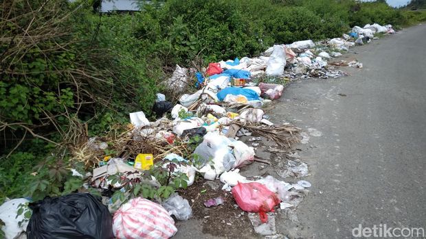 Sampah berserakan di Gorontalo.