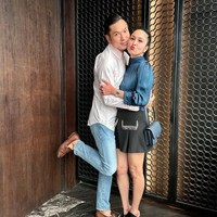 Perlakuan Harvey Moeis yang selalu romantis dan memanjakan istri tak jarang jadi sorotan. Kebucinannya membuat banyak warganet iri. Foto: Instagram @sandradewi88
