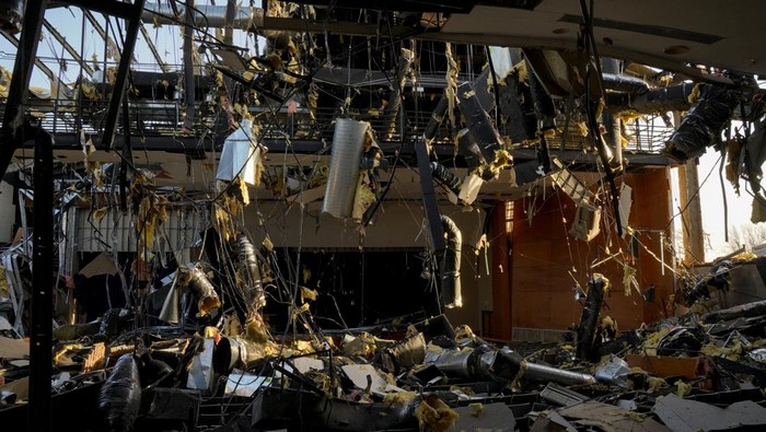 Tornado dahsyat yang menerjang AS menghancurkan berbagai macam bangunan. Termasuk sekolah-sekolah ini.