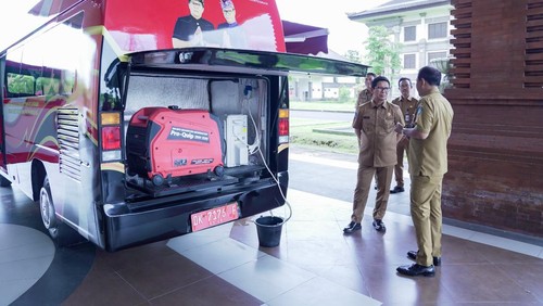 Sekda Badung I Wayan Adi Arnawa mengecek kelengkapan mobil keliling perizinan Dinas PMPTSP Badung, Senin (3/4/2023).