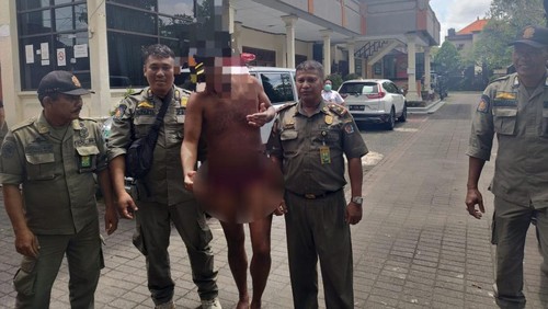 Seorang bule mengamuk di halaman Kantor Dinas Dinas Penanaman Modal dan Pelayanan Terpadu Satu Pintu Provinsi Bali, Senin (3/4/2023) pagi.