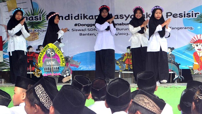 Siswa SD Belajar Perbankan Lewat Dongeng Seratusan siswa SDN Tanjung Burung, Teluk Naga, Kabupaten Tangerang, Banten antusias mendengarkan dongeng. Mereka belajar aktivitas dan operasionalisasi perbankan.
