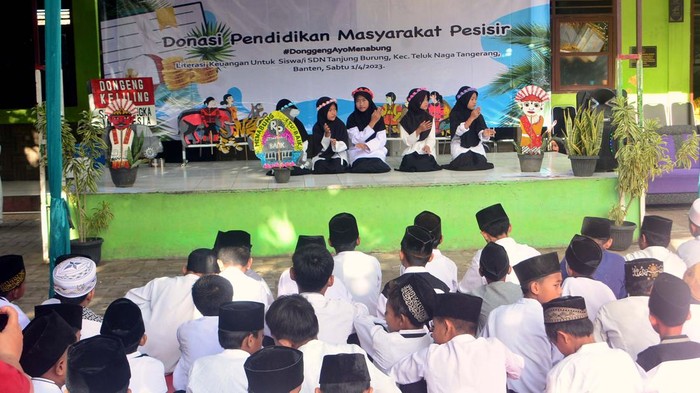 Siswa SD Belajar Perbankan Lewat Dongeng Seratusan siswa SDN Tanjung Burung, Teluk Naga, Kabupaten Tangerang, Banten antusias mendengarkan dongeng. Mereka belajar aktivitas dan operasionalisasi perbankan.