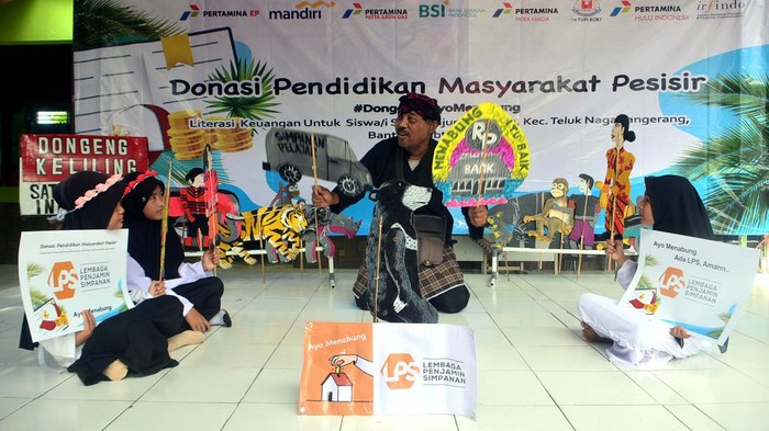 Siswa SD Belajar Perbankan Lewat Dongeng Seratusan siswa SDN Tanjung Burung, Teluk Naga, Kabupaten Tangerang, Banten antusias mendengarkan dongeng. Mereka belajar aktivitas dan operasionalisasi perbankan.