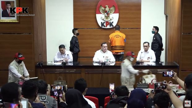 Sitaan Barang Bukti Rafael Alun Trisambodo Saat di tetapkan menjadi tersangka. (Tangkapan Layar Youtube KPK RI)
