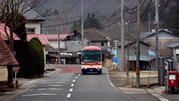 Bus sekolah melaju di jalanan yang kosong saat pagi hari di Desa Ten-ei, Jepang. Kelahiran anjlok di bawah 800.000 pada tahun 2022, rekor terendah baru, menurut perkiraan pemerintah dan delapan tahun lebih awal dari yang diharapkan, memberikan pukulan telak bagi sekolah umum yang lebih kecil yang seringkali menjadi jantung kota dan desa pedesaan. Sekitar 450 sekolah tutup setiap tahun, menurut data pemerintah Jepang. Antara tahun 2002 dan 2020, hampir 9.000 seklah menutup pintu mereka selamanya, sehingga sulit bagi daerah terpencil untuk memikat penduduk baru dan lebih muda. Foto: REUTERS/ISSEI KATO