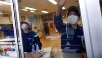 Eita dan Aoi membersihkan ruangan kelas pada 10 Maret 2023 lalu. Foto: REUTERS/ISSEI KATO
