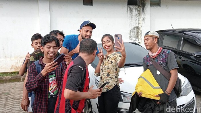 Striker PSM Makassar Everton Nascimento meladeni ajakan foto pendukung PSM Makassar di Stadion Kalegowa, Gowa, Sulawesi Selatan (Sulsel).