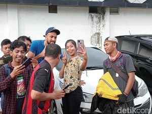 PSM Makassar Latihan, Suporter Berburu Tanda Tangan dan Foto Bareng Pemain