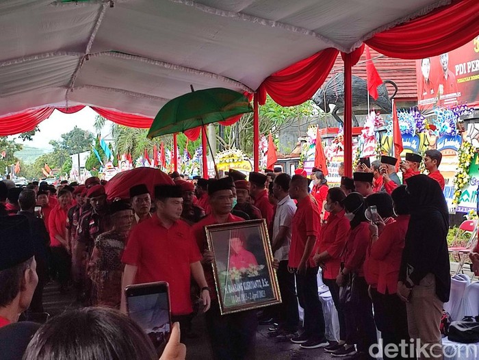 Suasana jelang pemakaman jenazah Ketua DPRD Jateng, Bambang Kusriyanto di Susukan, Ungaran Timur, Kabupaten Semarang, Senin (3/4/2023) pagi.
