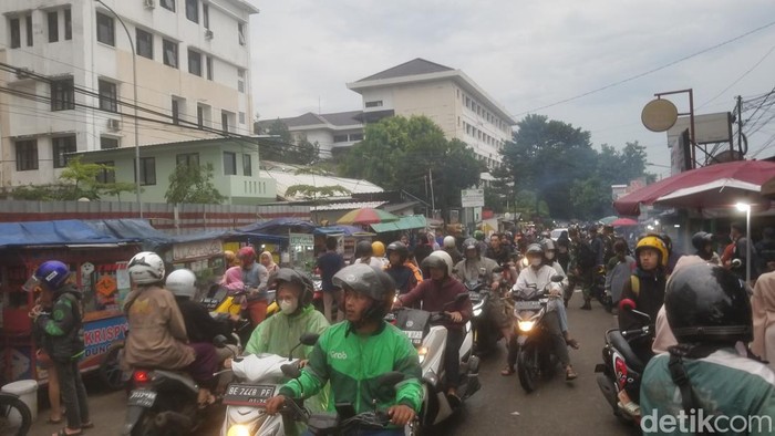 Suasana ngabuburit cari takjil di Jl Gegerkalong Girang Bandung