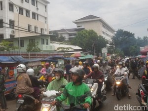 Mirip Itaewon, Serunya Berburu Takjil di Gegerkalong Bandung