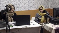 Sadai Banowan, yang berarti suara wanita dalam bahasa Dari, adalah satu-satunya stasiun radio yang dikelola wanita di Afghanistan. Stasiun radio tersebut telah mengudara selama 10 tahun. Stasiun ini memiliki delapan staf, enam di antaranya perempuan.