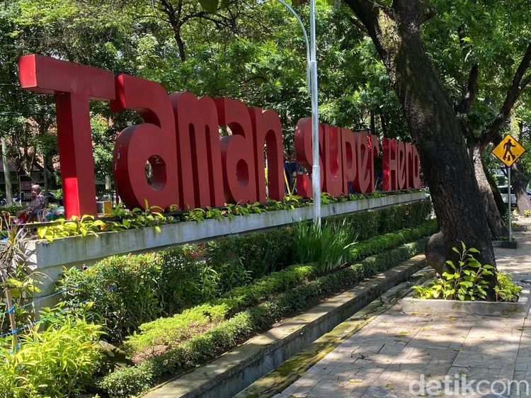 Ngabuburit Sambil Berswafoto dengan Superhero di Taman Tematik Bandung