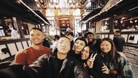Kemesraan Agnes Monica dan Adam Rosyadi masih terlihat di media sosialnya. Keduanya sering pergi menghabiskan waktu sambil kulineran seru. Foto: Instagram @agnezmo / @ryoshiadam