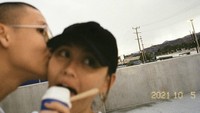 Kemesraan pasangan ini pun terlihat pada momen ini. Agnez Monica yang sedang makan es krim dikecup oleh sang kekasih. Foto: Instagram @agnezmo / @ryoshiadam