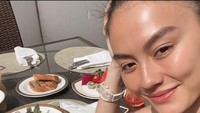 Kali ini Agnez Monica membagikan potret ketika dirinya sarapan ala Amerika nih. Kira-kira Agnez sarapan bareng Adam gak ya? Foto: Instagram @agnezmo / @ryoshiadam